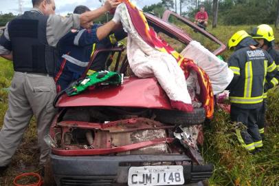 Colisão frontal entre dois carros deixa motorista morto na Estrada do Mar.