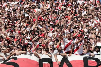  Supporters of River Plate cheer at the Monumental stadium in Buenos Aires, on November 24, 2018 while authorities decide if the second leg match of the all-Argentine Copa Libertadores final between River and Boca Juniors is played after an attack on the Boca Juniors team bus by River Plate fans. - The attack left Boca players coughing and teary eyed amid the glass of smashed windows ahead of the Argentine giants' "superclasico" Copa Libertadores final. (Photo by ALEJANDRO PAGNI / AFP)Editoria: SPOLocal: Buenos AiresIndexador: ALEJANDRO PAGNISecao: soccerFonte: AFPFotógrafo: STR