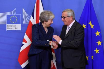 EU Commission President Jean-Claude Juncker shakes hands with Britains Prime Minister Theresa May as she arrives for Brexit talks at the EU Headquarters in Brussels on November 24, 2018. - British Prime Minister May met with EU Commission President Juncker in Brussels on November 24, for final talks ahead of a crucial Brexit summit. The pair did not make any public statements before they went into their meeting, which comes ahead of a summit of all 28 European Union leaders on November 25. (Photo by EMMANUEL DUNAND / AFP)