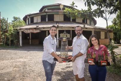  CACHOEIRINHA, RS, BRASIL, 22/11/2018: Integrantes do CTG Rancho da Saudade posam com troféus do ENART. Na foto: Gustavo Fernandes, Emerson Ribeiro e Daiane Oliveira