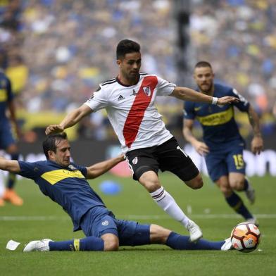 River Plates Gonzalo Martinez (R) is marked by Boca Juniors Carlos Izquierdoz during the first leg match of their all-Argentine Copa Libertadores final, at La Bombonera stadium in Buenos Aires, on November 11, 2018. (Photo by Eitan ABRAMOVICH / AFP)