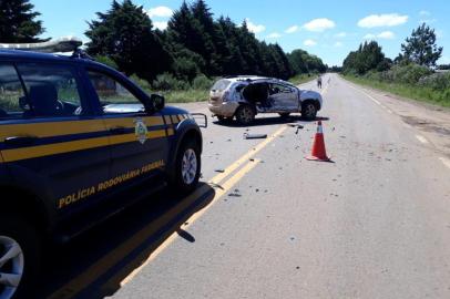 Menina morre em colisão na BR-285, em Vacaria. Uma Duster com placas de Vacaria e um caminhão de Caxias do Sul colidiram por volta das 14h no km 102 da rodovia, entre Vacaria e Monte Alegre dos Campos.