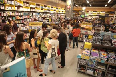  PORTO ALEGRE, RS, BRASIL - 2017.01.31 - Bela Gil autografa livro de receitas em Porto Alegre, na livraria Saraiva do shopping Iguatemi. (Foto: ANDRÉ ÁVILA/ Agência RBS)