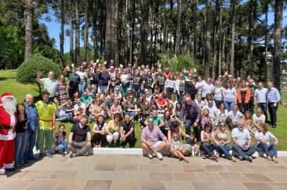 O Projeto Mão Amiga reuniu neste domingo, 25/11, os membros dos 4 núcleos: Flores da Cunha, Caxias, Farroupilha e Bento Gonçalves. Participaram do encontro de integração 120 voluntários que atuam juntos às famílias e crianças em situação de vulnerabilidade social. O Projeto Mão já está presente em 4 municípios, no intuito de auxiliar crianças de zero a quatro anos, que não conseguiram vaga gratuita nas escolinhas municipais.