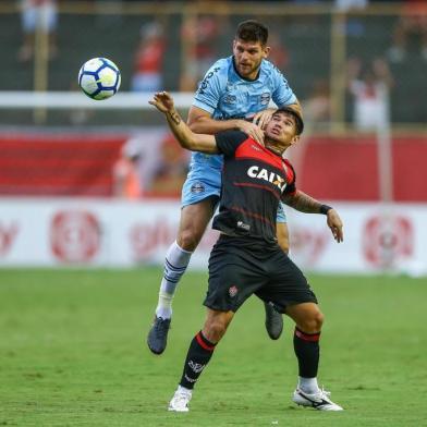 Gremio x VitoriaRS - FUTEBOL/CAMPEONATO BRASILEIRO 2018/GREMIO X VITORIA - ESPORTES - Lance da partida entre Gremio e Vitoria disputada na tarde deste domingo, no Estadio do Barradao, em Salvador, valida pelo Campeonato Brasileiro 2018. FOTO: LUCAS UEBEL/GREMIO FBPAEditoria: SPOIndexador: Lucas UebelSecao: futebolFonte: Gremio.netFotógrafo: Gremio x Vitoria