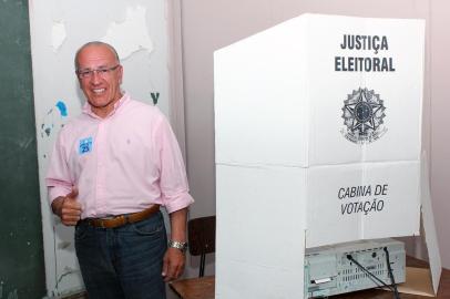  CAXIAS DO SUL, RS, BRASIL, 07/10/2012. Candidato a prefeito Milton Corlatti vota no colégio João Magalhães Filho. (Daniela Bohm/Divulgação)