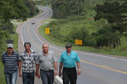  Garibaldi/RS - BRASIL - 16/10/2015 - Na Serra gaúcha, dezenas de famílias aguardam há décadas o pagamento de precatórios relacionados a desapropriações de terras para a construção da Rota do Sol. Parte delas vive em Linha Vitória, no interior de Garibaldi. Os irmãos Vito Gobbo, 72 anos (de camisa polo cinza), Sergio Gobbo, 65 anos (de boné), e Dorvalino Gobbo, 69 anos (de camisa xadrez) e o vizinho Sadi Domingos Gobatto, 76 anos (de camisa azul), aguardam pagamento desde os anos de 1980. As terras deles foram cortadas ao meio pela Rota do Sol.Indexador: Diego Vara