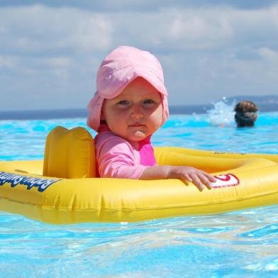 bebê dentro de uma boia na piscina