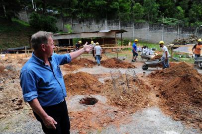 CAXIAS DO SUL, RS, BRASIL, 13/11/2018. Estão em andamento as obras do prédio da Escola Estadual de Ensino Médio Paulo Freire (FOTO), que fica dentro do Centro de Atendimento Socioeducativo (Case) de Caxias do Sul. O espaço fica anexo ao Case e terá cinco salas de aula, laboratório de informática, sala de professores, biblioteca, secretaria, sala da direção, banheiros e copa. A previsão de término é para abril de 2019 e o custo R$ 742.404,24, de um convênio com a Secretaria Estadual de Educação. nA FOTO, José Luiz Plein Filho, diretor do Case.(Porthus Junior/Agência RBS)