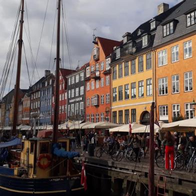 Principal cartão postal de Copenhague, Nyhavn, o porto novo, com suas casinhas coloridas, é repleto de bares e restaurantes.