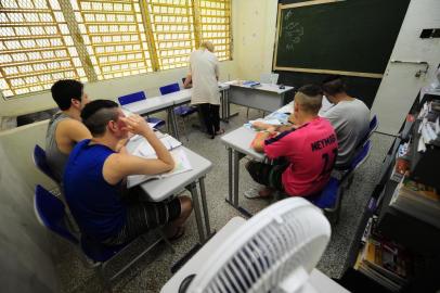 CAXIAS DO SUL, RS, BRASIL, 13/11/2018. Estão em andamento as obras do prédio da Escola Estadual de Ensino Médio Paulo Freire, que fica dentro do Centro de Atendimento Socioeducativo (Case) de Caxias do Sul. O espaço fica anexo ao Case e terá cinco salas de aula, laboratório de informática, sala de professores, biblioteca, secretaria, sala da direção, banheiros e copa. A previsão de término é para abril de 2019 e o custo R$ 742.404,24, de um convênio com a Secretaria Estadual de Educação. (Porthus Junior/Agência RBS)