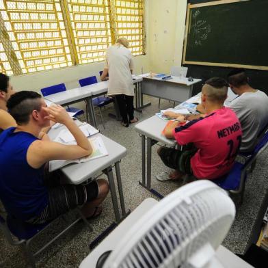 CAXIAS DO SUL, RS, BRASIL, 13/11/2018. Estão em andamento as obras do prédio da Escola Estadual de Ensino Médio Paulo Freire, que fica dentro do Centro de Atendimento Socioeducativo (Case) de Caxias do Sul. O espaço fica anexo ao Case e terá cinco salas de aula, laboratório de informática, sala de professores, biblioteca, secretaria, sala da direção, banheiros e copa. A previsão de término é para abril de 2019 e o custo R$ 742.404,24, de um convênio com a Secretaria Estadual de Educação. (Porthus Junior/Agência RBS)