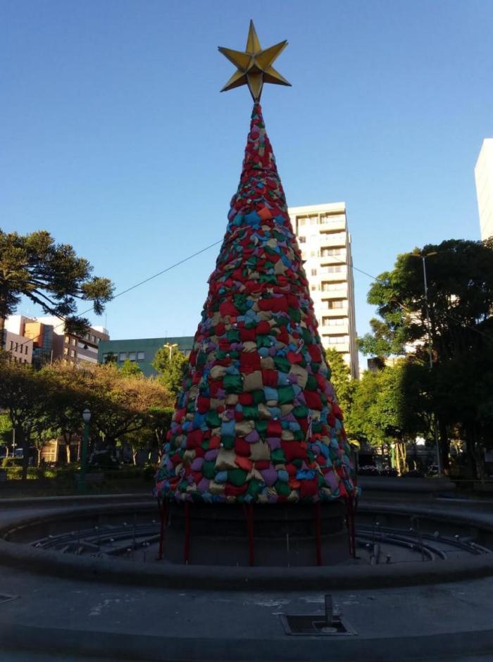 Árvore de Natal Grande com Presentes - Porto de Magia