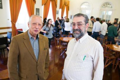  PORTO ALEGRE, RS, BRASIL, 22.11.2018. Solenidade de formalização da parceria do Theatro São Pedro com a Unimed para construir o teatro oficina do Multipalco. Uma parceria inédita será firmada pelos presidentes da Fundação Theatro São Pedro, Antônio Hohlfeldt(direita)  e da Unimed Federação/RS, Nilson Luiz May( esquerda) (FOTO ANDRÉA GRAIZ/AGÊNCIA RBS).Indexador: Anderson Fetter