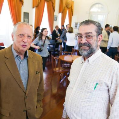  PORTO ALEGRE, RS, BRASIL, 22.11.2018. Solenidade de formalização da parceria do Theatro São Pedro com a Unimed para construir o teatro oficina do Multipalco. Uma parceria inédita será firmada pelos presidentes da Fundação Theatro São Pedro, Antônio Hohlfeldt(direita)  e da Unimed Federação/RS, Nilson Luiz May( esquerda) (FOTO ANDRÉA GRAIZ/AGÊNCIA RBS).Indexador: Anderson Fetter