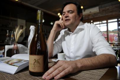  BENTO GONÇALVES, RS, BRASIL, 04/10/2017 - Luís Henrique Zanini, enólogo da Vallontano e da Era dos Ventos, apresenta o curioso vinho Era dos Ventos Peverella, produzido com uma uva branca, mas que tem aspecto alaranjado devido ao método de elaboração. (Marcelo Casagrande/Agência RBS)