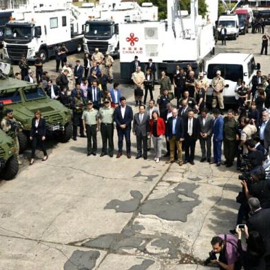  Handout picture released by the Argentine Security Ministry showing authorities presenting security equipment donated by the Chinese government that will be used during the G20 Summit in Buenos Aires, on November 16, 2018. - The Chinese government donated motorcycles, vans and trucks valued at 18,300,000 million dollars for the security of the G20 Summit, to take place in Buenos Aires on November 30 and December 1, 2018. (Photo by HO / Argentinian Ministry of Security / AFP) / RESTRICTED TO EDITORIAL USE - MANDATORY CREDIT AFP PHOTO / ARGENTINE MINISTRY OF SECURITY - NO MARKETING NO ADVERTISING CAMPAIGNS - DISTRIBUTED AS A SERVICE TO CLIENTSEditoria: POLLocal: Buenos AiresIndexador: HOSecao: security measuresFonte: Argentinian Ministry of SecurityFotógrafo: STR