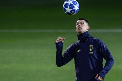  Juventus Portuguese forward Cristiano Ronaldo juggles with a ball during a training session on the eve of the UEFA Champions League group H football match Juventus vs Valencia on November 26, 2018 in Turin. (Photo by Marco BERTORELLO / AFP)Editoria: SPOLocal: TurinIndexador: MARCO BERTORELLOSecao: soccerFonte: AFPFotógrafo: STF