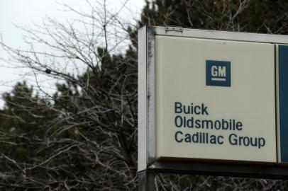 A sign that included Oldsmobile, hangs outside the Detroit-Hamtramck Assembly as General Motors announced the closing of multiple facilities including the on November 26, 2018 in Detroit. - In a massive restructuring, US auto giant General Motors announced Monday it would cut 15 percent of its workforce to save $6 billion and adapt to changing market conditions.The moves include shuttering seven plants worldwide as the company responds to changing customer preferences and focuses on popular trucks and SUVs and increasingly on electric models.GM will shutter three North American auto assembly plants next year: the Oshawa plan in Ontario, Canada; Hamtramck in Detroit, Michigan and Lordstown in Warren, Ohio.In addition, it will close propulsion plants -- which produce batteries and transmissions -- in Baltimore, Maryland and Warren, Michigan, as well two more unidentified plants outside of North America. (Photo by JEFF KOWALSKY / AFP)