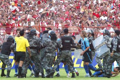 #PÁGINA: 52067A -  RECIFE , 26/11/05 , Campeonato Brasileiro / Grêmio X Náutico - Lance do jogo entre o Grêmio X Náutico pelo Campeonato Brasileiro da serie B no Estádio dos Aflitos em Recife .Foto: Hans von Manteuffel / Agência O Globo Fonte: AG Fotógrafo: Hans von Manteuffel