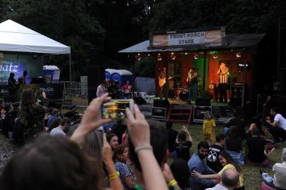  CAXIAS DO SUL, RS, BRASIL, 23/11/2018. 11º Mississippi Delta Blues Festival, MDBF, no Largo da Estação Férrea - 2º dia. Na foto, Bob Stronger & The Headcutters, no Front Porch. (Felipe Nyland)