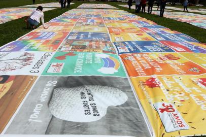  Em alusão ao 1º de dezembro, Dia Mundial de Luta Contra a Aids, a pasta promoveu a confecção de colchas de retalhos com mensagens positivas destinadas àqueles que vivem com o vírus. O mosaico formado pelas colchas será estendido em um dos gramados da Esplanada dos Ministérios, em Brasília. A produção do material foi feita por diversas pessoas do país, que utilizaram plataformas digitais para produzir as mensagens de apoio. A campanha publicitária começará a ser veiculada a partir de 28 de novembro. Indexador: Foto: ERASMO SALOMAO E RODRIGO N