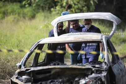  PORTO ALEGRE, RS, BRASIL, 27-11-2018. Carro é incendiado e deixa duas pessoas mortas no bairro Chico Mendes. (ANDRÉ ÁVILA/AGÊNCIA RBS) 