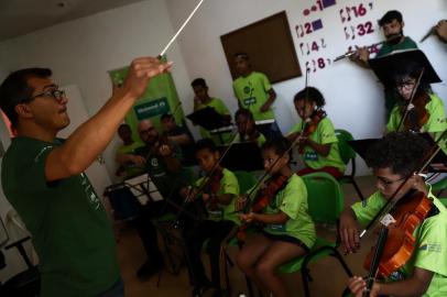  PORTO ALEGRE, RS, BRASIL, 19-11-2018. Maestro Luiz André da Silva. Instituição Educando com a Arte, no bairro Tristeza, uma das beneficiadas pelo ingresso solidário do Planeta Atlântida.(CARLOS MACEDO/AGÊNCIA RBS)Indexador: Carlos Macedo