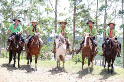 Grupo de laçadores do Vale do Paranhana viajou quase 1.000 quilômetros até Telêmaco Borba, no Paraná, para retribuir a visita feita por paranaenses ao Rolantchê Internacional, que aconteceu em Rolante