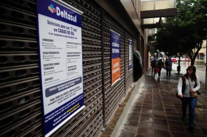  CAXIAS DO SUL, RS, BRASIL, 09/08/2018. Fachada do prédio do antigo shopping Triches, que se transformará em Deltasul. A imagem mostra o lado da Rua Sinimbu, onde aparecem placas de que em breve abrirá. (Diogo Sallaberry/Agência RBS)