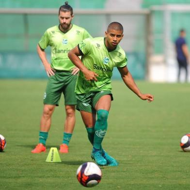  CAXIAS DO SUL, RS, BRASIL, 03/03/2017. Treino do Juventude no estádio Alfredo Jaconi. O atacante Taiberson é o novo reforço do Juventude, e foi apresentado nesta manhã. (Diogo Sallaberry/Agência RBS)