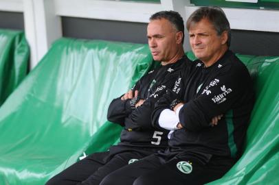  CAXIAS DO SUL, RS, BRASIL, 25/10/2018. Treino do Juventude no estádio Alfredo Jaconi. O Ju está disputando a série B do Campeonato Brasileiro e joga contro o Sampaio Correa amanhã (26/10) lutando para fugir do rebaixamento. Na foto, auxiliar-técnico Zé Carlos (E) e técnico Luiz Carlos Winck (D). (Porthus Junior/Agência RBS)Indexador: Porthus Junior                  