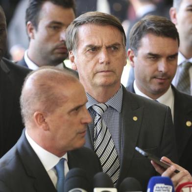 O ministro extraordinário do governo de transição, Onyx Lorenzoni, ao lado do presidente eleito Jair Bolsonaro, fala à imprensa, no CCBB. Foto: Valter Campanato/Agência Brasil