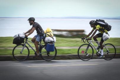  PORTO ALEGRE, RS, BRASIL, 27-11-2018. Rapaz faz transporte de doações de bicicleta. Ele leva as doações para uma Associação de Moradores no Lami. (ISADORA NEUMANN/AGÊNCIA RBS)Indexador: ISADORA NEUMANN