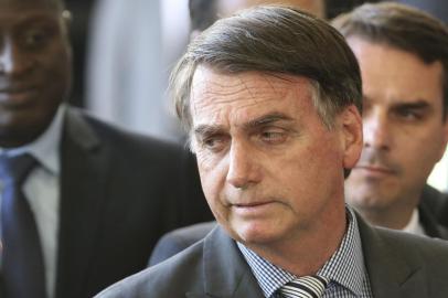  O presidente eleito Jair Bolsonaro e Onyx Lorenzoni falam à imprensaO presidente eleito Jair Bolsonaro fala à imprensa, no Centro Cultural do Banco do Brasil (CCBB), em Brasília.Valter Campanato/Agência Brasil 