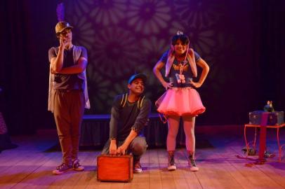 Espetáculo Príncipes, princesas, sapos e lagartos, da Cia Stravaganza de Teatro de Porto Alegre, apresenta no Theatro Treze de Maio