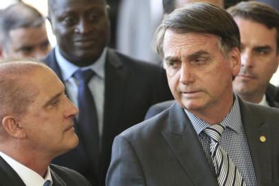  O presidente eleito Jair Bolsonaro e Onyx Lorenzoni falam à imprensaO presidente eleito Jair Bolsonaro fala à imprensa, no Centro Cultural do Banco do Brasil (CCBB), em Brasília.Valter Campanato/Agência Brasil 