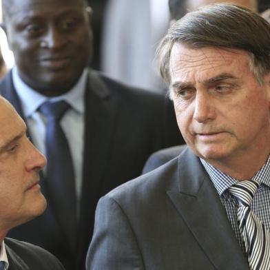  O presidente eleito Jair Bolsonaro e Onyx Lorenzoni falam à imprensaO presidente eleito Jair Bolsonaro fala à imprensa, no Centro Cultural do Banco do Brasil (CCBB), em Brasília.Valter Campanato/Agência Brasil 