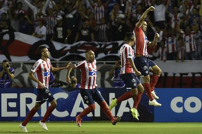 Comemoração dos jogadores do Junior Barranquilla após o gol de Teo Gutiérrez, pela semifinal da Copa Sul-Americana, contra o Independiente Santa Fe