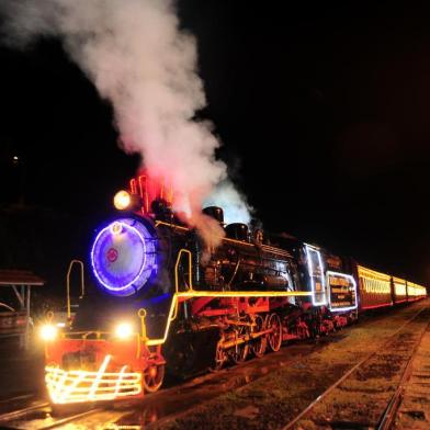  GARIBALDI, RS, BRASIL, 24/11/2018. Natal sobre os trilhos - passeio de Maria Fumaça entre Bento Gonçalves, Garibaldi e Carlos Barbosa. O trem está todo enfeitado com luzes natalinas e ocorrem apresentações musicais contando também, com a presença do Papai Noel. Na foto, parada na estação férrea de Garibaldi.(Porthus Junior/Agência RBS)