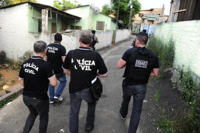  PORTO ALEGRE, RS, BRASIL - 30/11/2018 - Ação conjunta contra o tráfico de drogas, que envolveu mais de 500 agentes, a Polícia Civil e a Brigada Militar bloquearam na manhã desta sexta-feira (30) os principais acessos a duas grandes comunidades da zona leste de Porto Alegre: a vila Maria da Conceição e o Campo da Tuca.