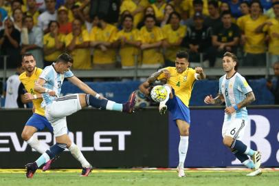 Lateral Daniel Alves em jogo da Seleção Brasileira contra a Argentina, no Mineirão - 10/11/2016