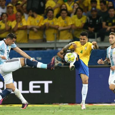 Lateral Daniel Alves em jogo da Seleção Brasileira contra a Argentina, no Mineirão - 10/11/2016