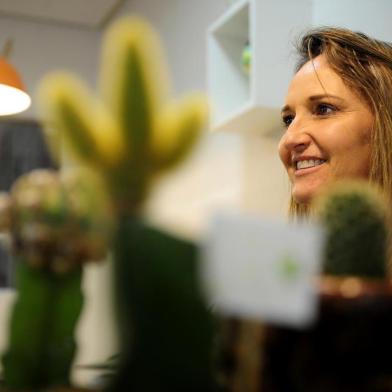  CAXIAS DO SUL, RS, BRASIL, 07/11/2018Apaixonada por cactos, médica Sheila Bortagaray transformou hobby em negócio. Cactolândia Flores e Café mescla jardinagem e gastronomia. (Lucas Amorelli/Agência RBS)