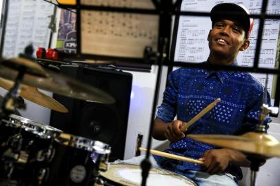  PORTO ALEGRE, RS, BRASIL, 26-11-2018: Anderson da Silva, 16 anos, na escola de música onde aprende a tocar bateria, na zona norte. De família pobre, o jovem, que mora em Viamão, enfrenta dificuldades para frequentar as aulas em Porto Alegre. (Foto: Mateus Bruxel / Agência RBS)