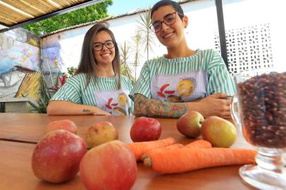  PORTO ALEGRE, RS, BRASIL, 22/11/2018 - Iniciativa para combater o desperdício de alimentos em Porto Alegre. Na foto as donas da 400g, clube de assinaturas de alimentos fora do padrão estético. (FOTOGRAFO: JÚLIO CORDEIRO / AGENCIA RBS)