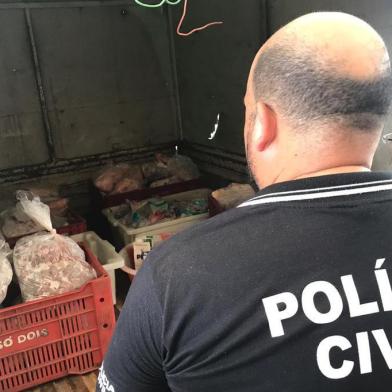 Cerca de uma tonelada de alimentos impróprios para o consumo foi apreendida em Canela na tarde desta sexta-feira em ação conjunta entre a Polícia Civil e a Vigilância Sanitária do município.