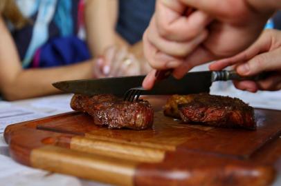  PORTO ALEGRE, RS, BRASIL, 01/12/2018: Organizada pelo restaurante Fazenda Barbanegra, a 4ª edição do campeonato Mestres Assadores acontece na Praça Japão. (CAMILA DOMINGUES/AGÊNCIA RBS)