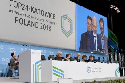  Polish Secretary of State in the Ministry of Environment, Government Plenipotentiary for COP24 Presidency, Michal Kurtyka (on screen) speaks during the inaugural session  at the 24th Conference of the Parties to the United Nations Framework Convention on Climate Change (COP24) summit on December 2, 2018 in Katowice, Poland. - Representatives from nearly 200 countries began crunch UN climate talks in Poland against a backdrop of dire environmental warnings and a call for action against the urgent threats posed by climate change. (Photo by Janek SKARZYNSKI / AFP)Editoria: SCILocal: KatowiceIndexador: JANEK SKARZYNSKISecao: weather scienceFonte: AFPFotógrafo: STF