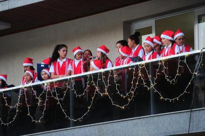  CAXIAS DO SUL, RS, BRASIL, 11/12/2017. Chegada do Papai Noel no bairro Colina Sorriso. Associação dos moradores organizaram a festa para os moradores do bairro. (Porthus Junior/Agência RBS)